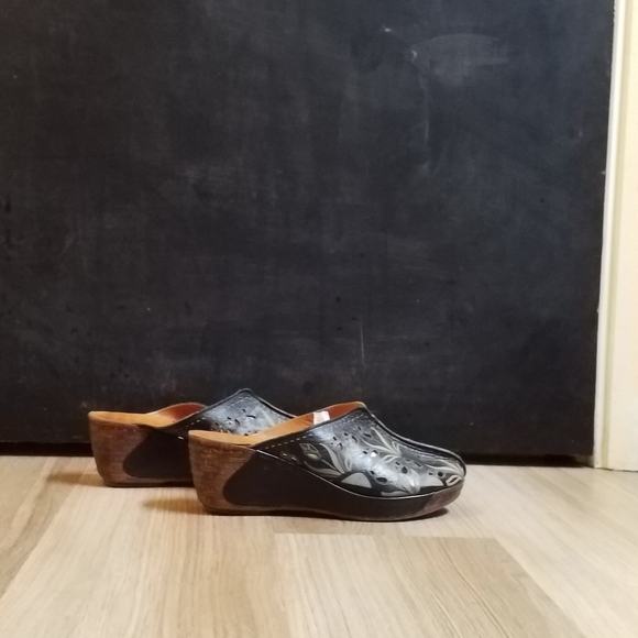 La Pinta Clogs - Picture 1 of 4